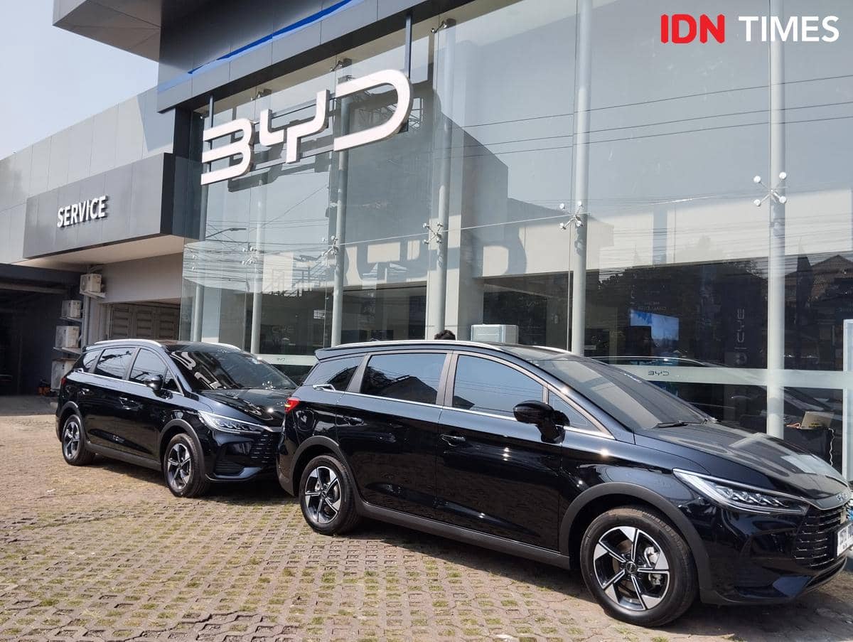 Mobil dual-mode (hybrid) BYD M6 DM di Semarang. (IDN Times/Dhana Kencana)