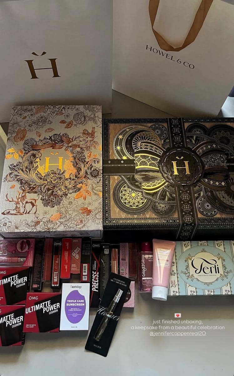Souvenir Pernikahan Jennifer Coppen-Justin Hubner (instagram.com/howelandco)