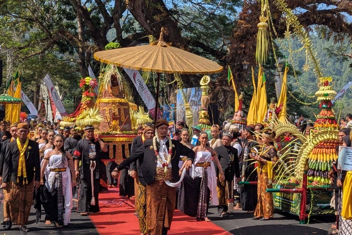 Tradisi Suro, Tumpeng Ikan Nila di Telaga Ngebel Diserbu Ribuan Warga