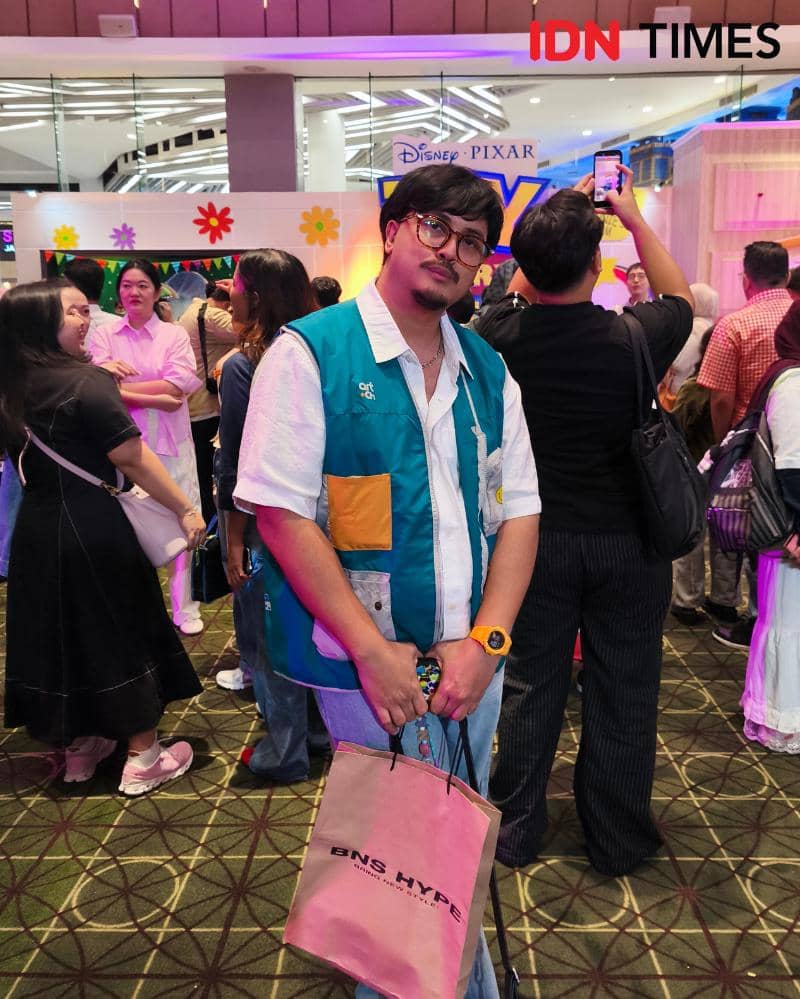 Potret Mamang Osa saat menghadiri gala premiere Toy Story 5 di Jakarta, Senin (15/6/2026) (IDN Times/Juan Dwi)