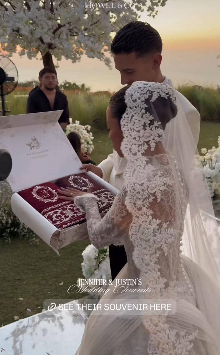 Souvenir Pernikahan Jennifer Coppen-Justin Hubner (instagram.com/howelandco)