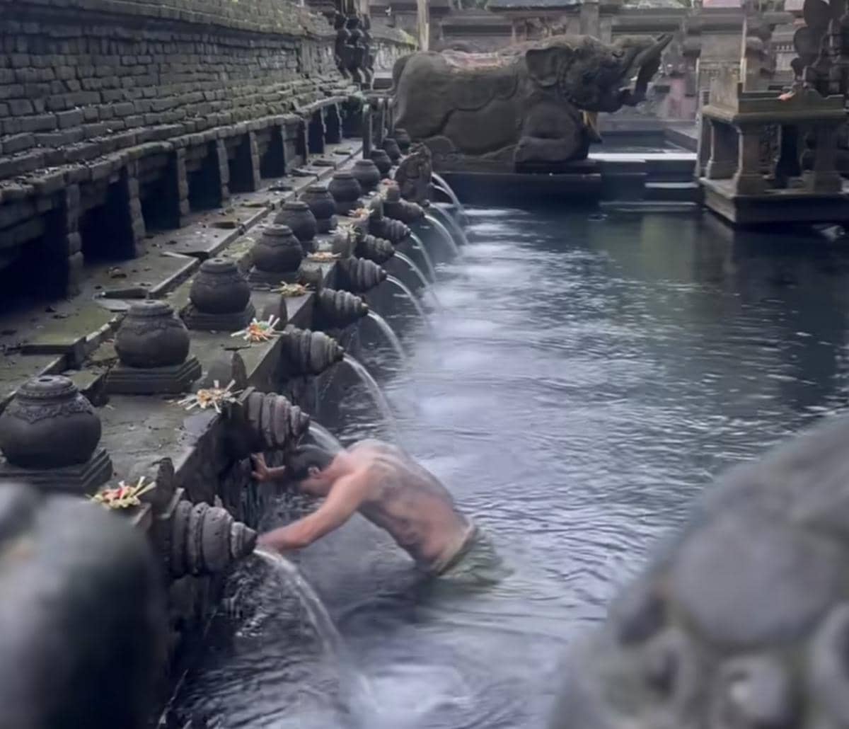 Zlatan Ibrahimovic saat berada di Tirta Empul. (Instagram/@Zlatan)