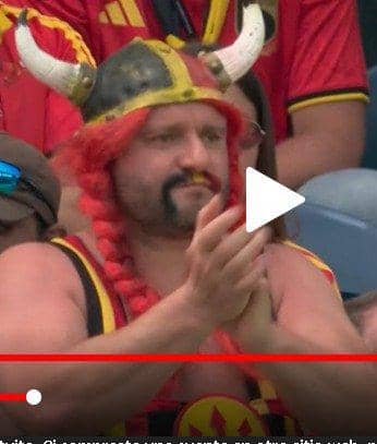 Seorang penonton Piala Dunia 2026 mengenakan kostum lucu bergaya Viking dengan helm bertanduk dan rambut palsu merah saat berada di tribun stadion.