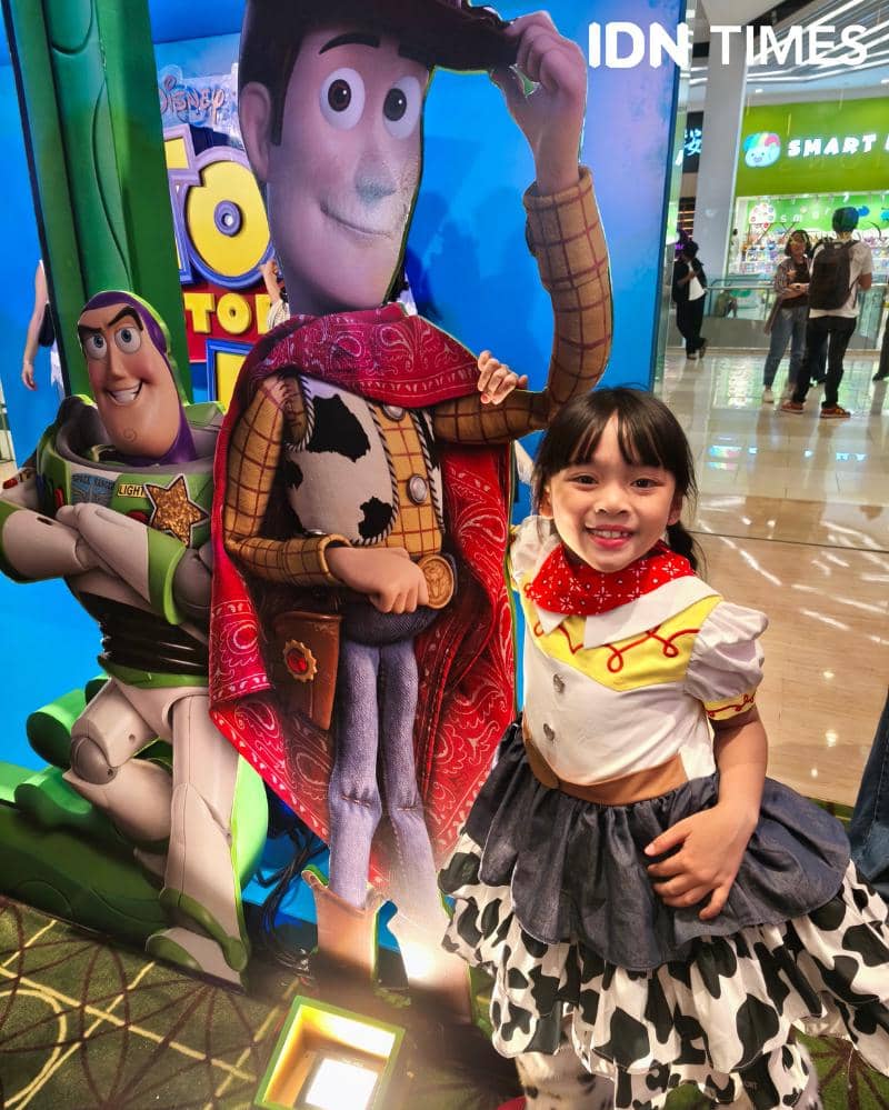 Potret Luisa Adreena dengan gaya ala Jessie saat hadiri gala premiere Toy Story 5 di Jakarta, Senin (15/6/2026) (IDN Times/Juan Dwi)