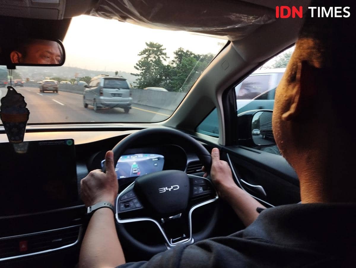Mobil dual-mode (hybrid) BYD M6 DM di Semarang. (IDN Times/Dhana Kencana)