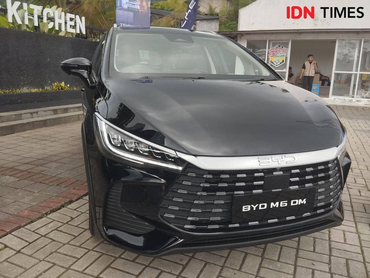 Mobil dual-mode (hybrid) BYD M6 DM di Semarang. (IDN Times/Dhana Kencana)