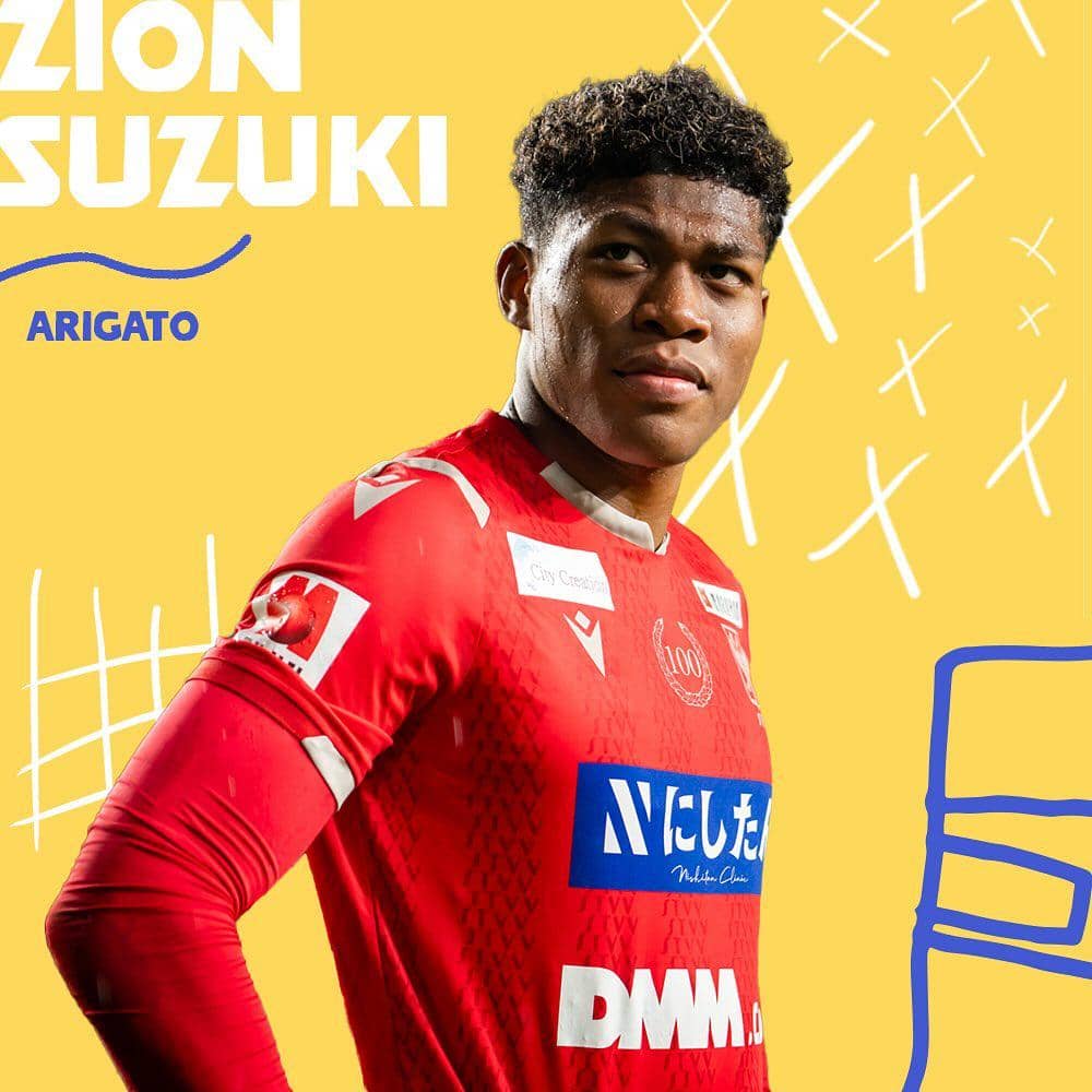 Zion Suzuki mengenakan jersey merah dengan latar belakang kuning