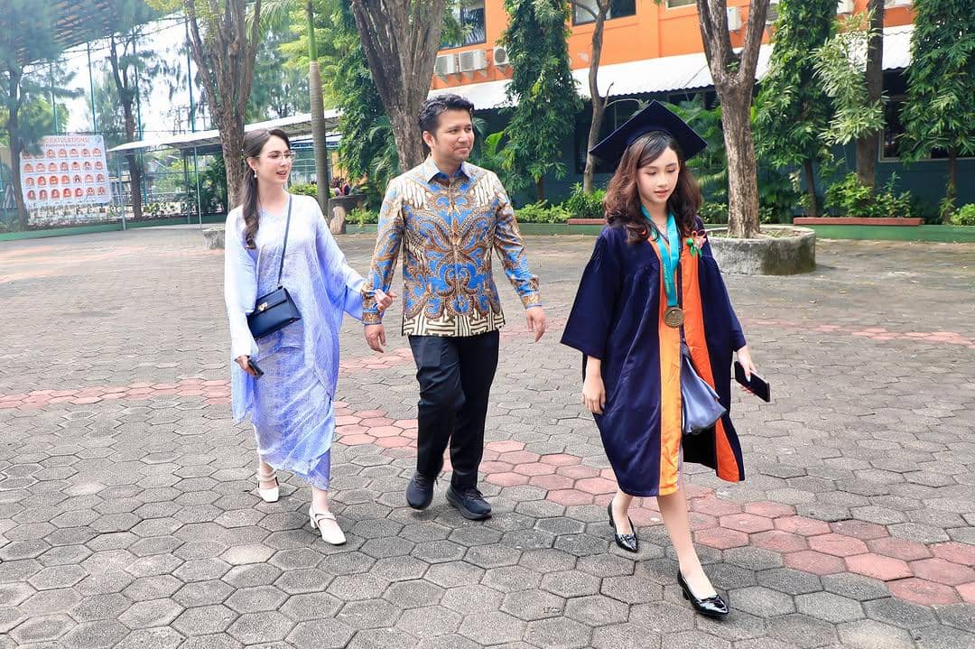 gaya seleb di wisuda anaknya