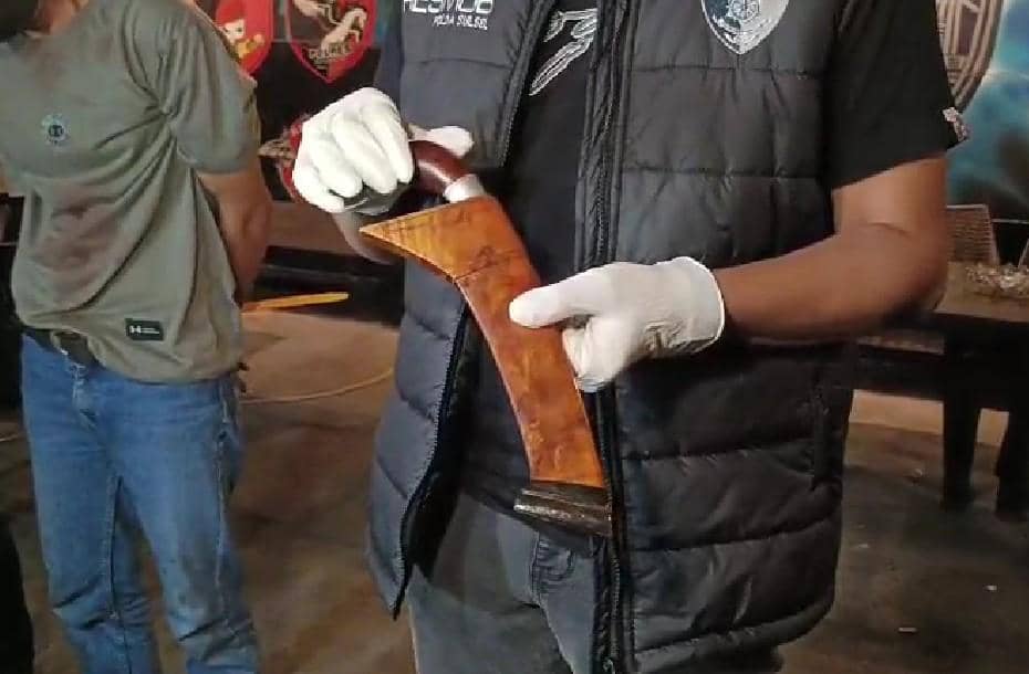 Senjata tajam jenis badik yang digunakan pelaku membunuh istrinya sendiri. Dok. Istimewa