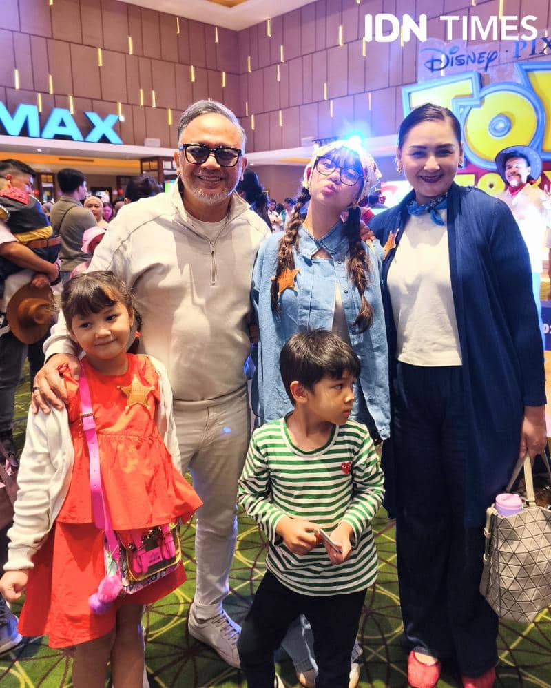 Potret keluarga Indra Brasco dan Mona Ratuliu saat hadiri gala premiere Toy Story 5 di Jakarta, Senin (15/6/2026) (IDN Times/Juan Dwi)