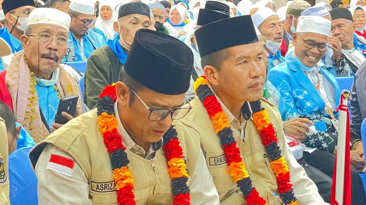 Asrizal dan Emirizaldi saat di debarkasi Padang (Foto: IDN Times/Halbert Caniago)