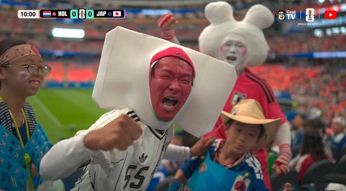 Penonton Piala Dunia 2026 mengenakan kostum unik dan wajah dicat merah putih saat mendukung tim Jepang di stadion.
