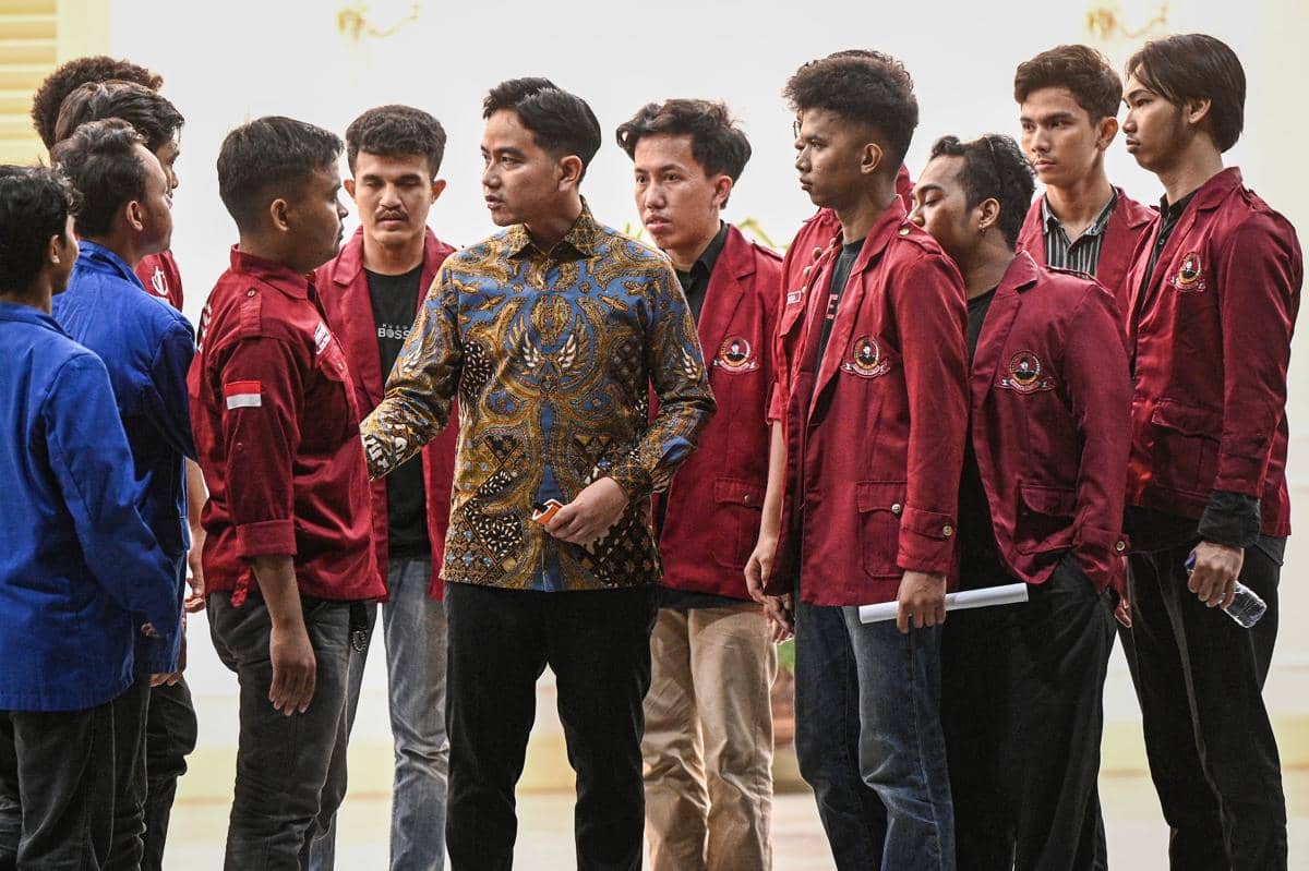 Wakil Presiden Gibran Rakabuming Raka (ketiga kiri) berbincang dengan perwakilan mahasiswa pengunjuk rasa usai pertemuan di Istana Wapres