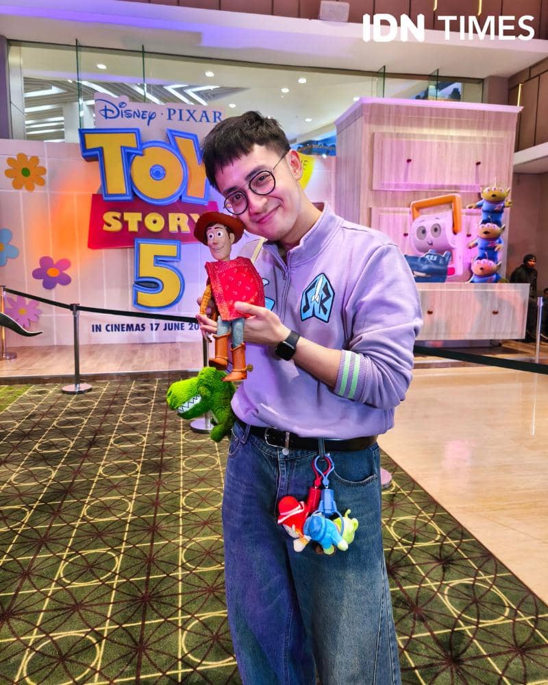 Potret kreator konten Medy Renaldy dengan Woody saat hadiri gala premiere Toy Story 5 di Jakarta, Senin (15/6/2026) (IDN Times/Juan Dwi)