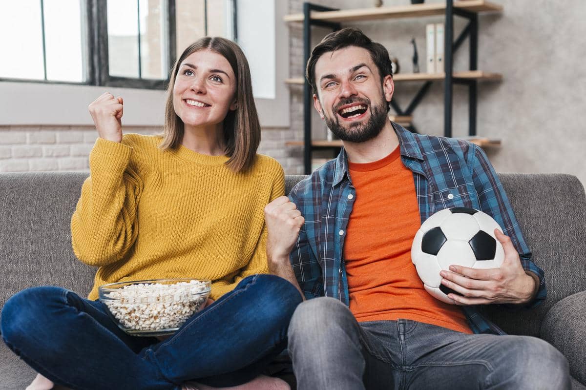 5 Realita yang Dialami Punya Pasangan Penggemar Bola, Pernah Ngalamin?