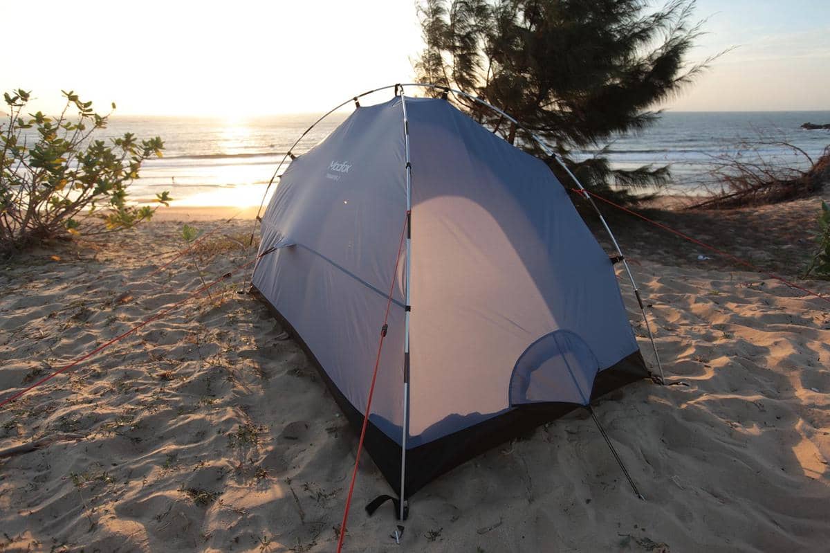 5 Tips Mendirikan Tenda di Area Berpasir agar Tidak Bergeser