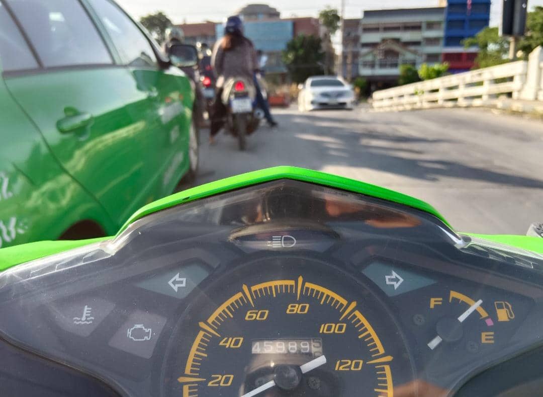 motor di jalan (vecteezy.com/Adisak Srathongphian)