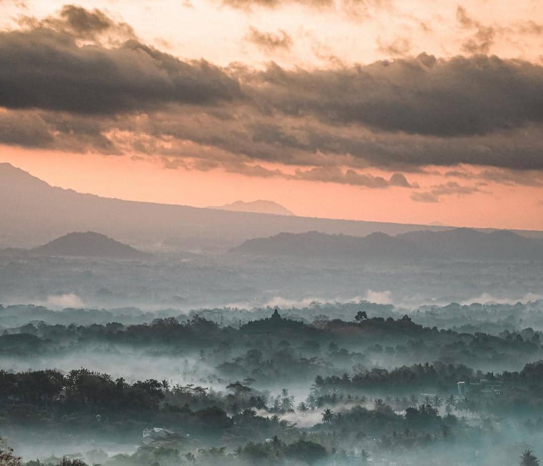 Pemandangan dari Puthuk Setumbu.