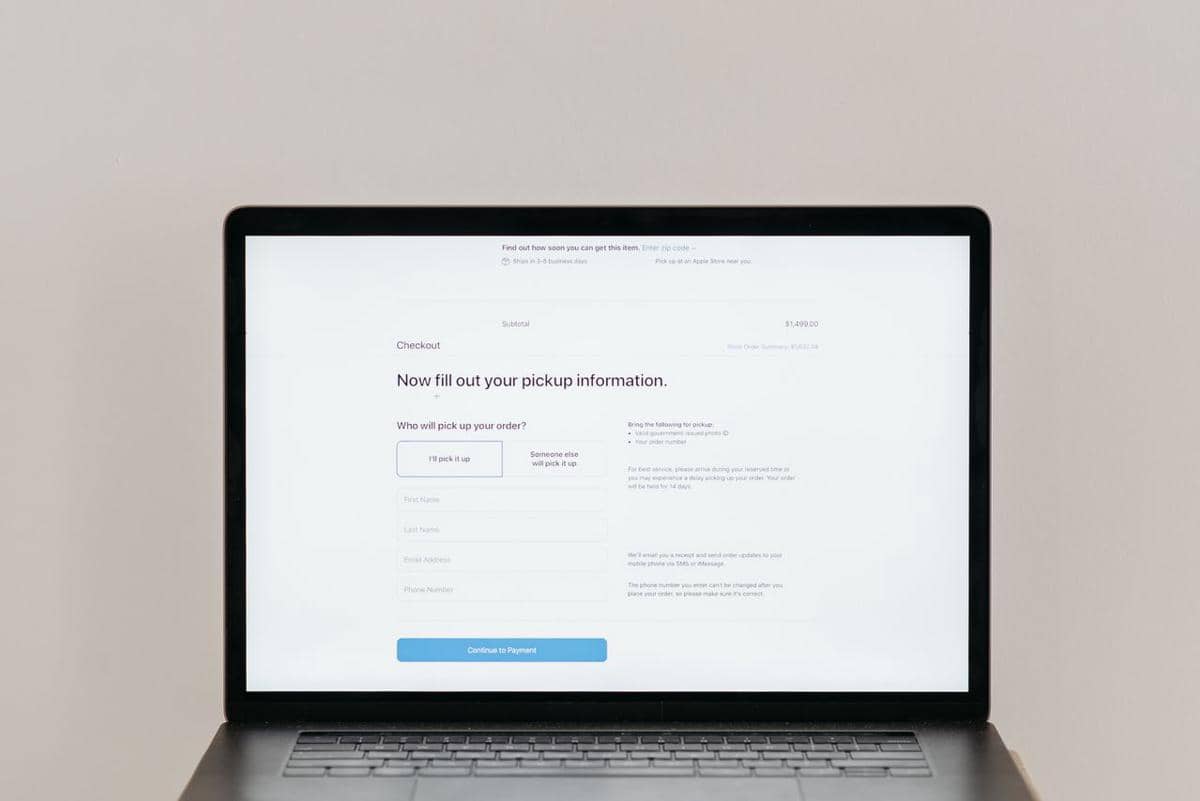 ilustrasi sebuah laptop menampilkan formulir pembayaran online