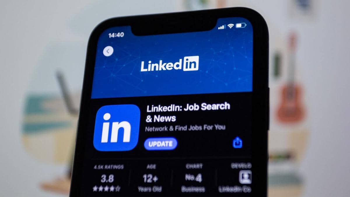 ilustrasi pembaruan aplikasi LinkedIn pada layar ponsel