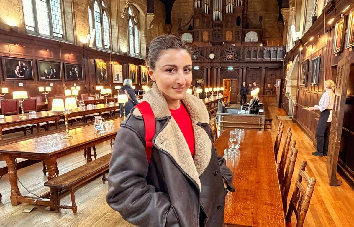 9 Potret Soha Ali Khan Liburan di Inggris, Main ke Balliol College