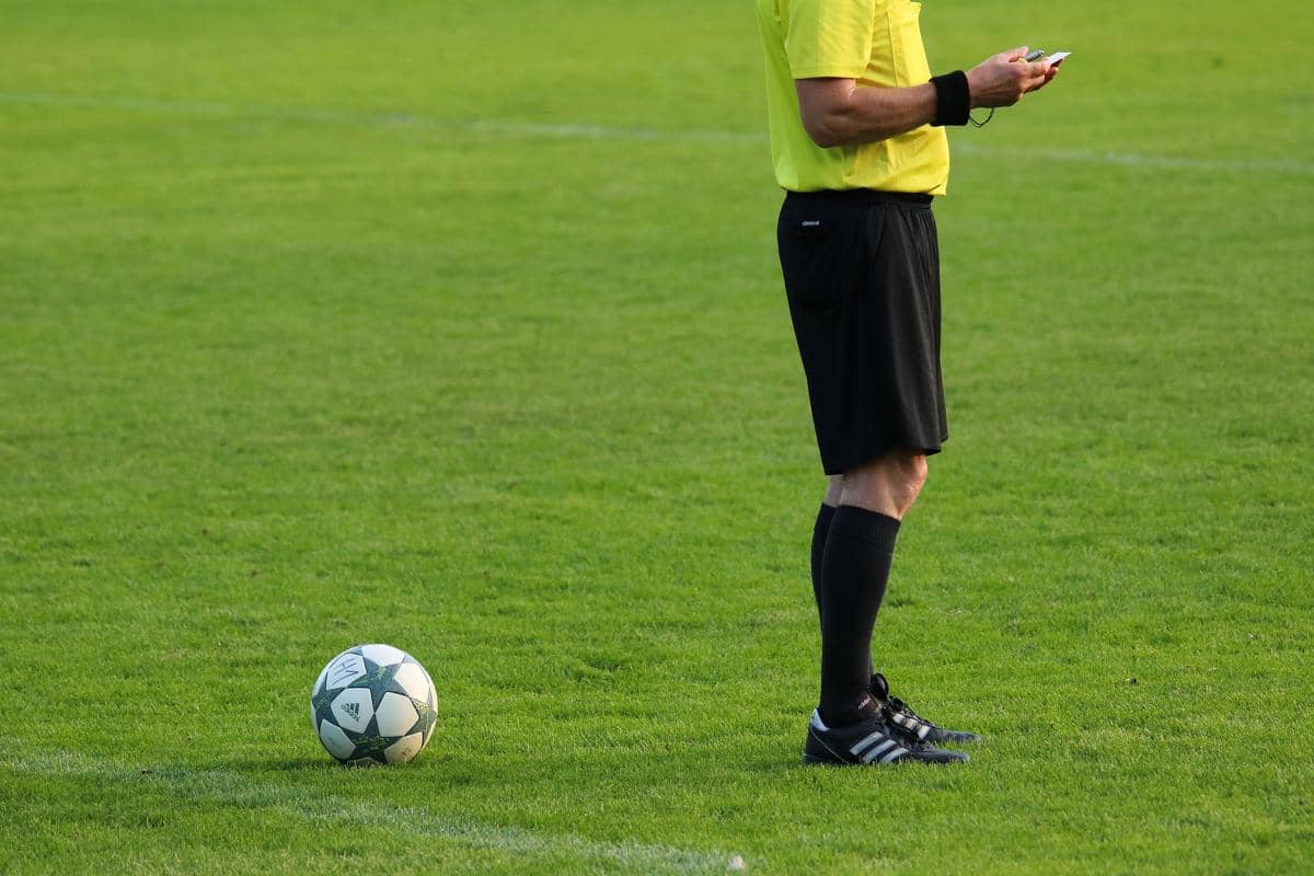ilustrasi wasit sepak bola