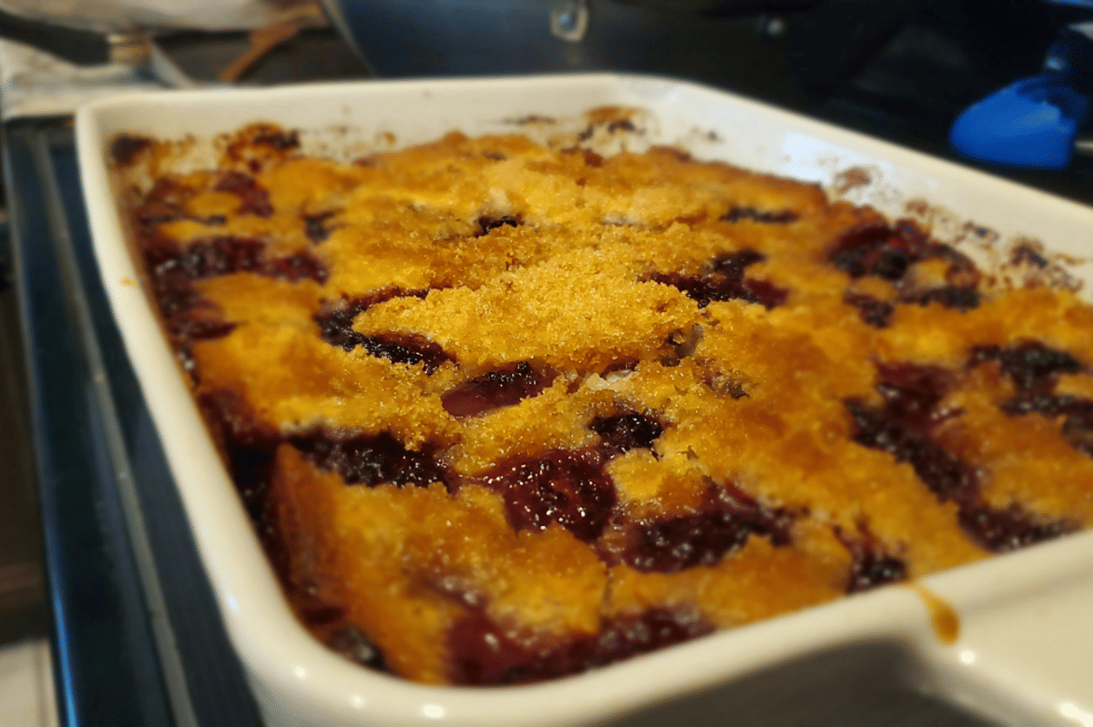 ilustrasi membuat cherry cobbler