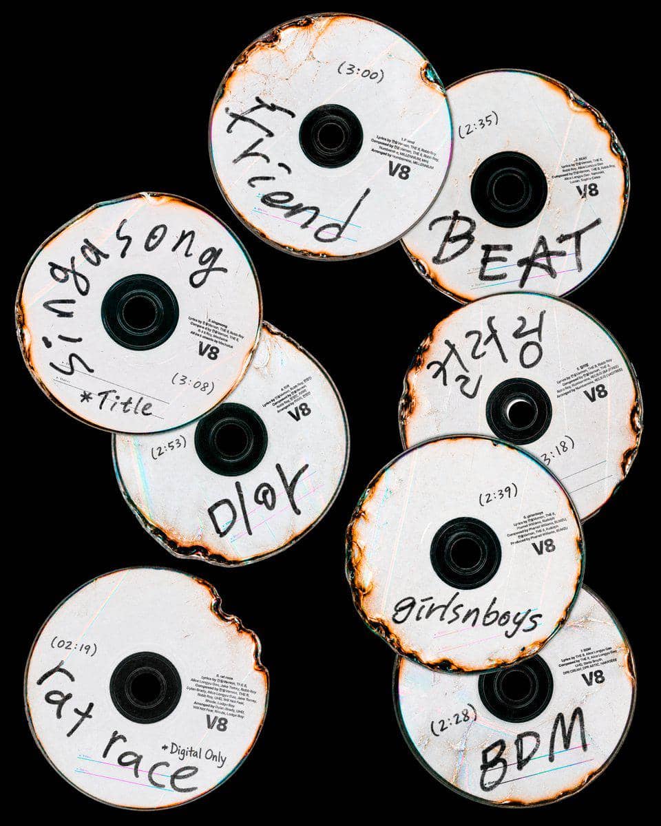 Delapan cakram CD bertuliskan judul lagu dari mini album perdana V8 oleh Vernon dan The8 SEVENTEEN dengan tepi berwarna terbakar.
