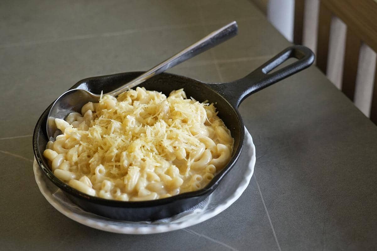 ilustrasi mac and cheese