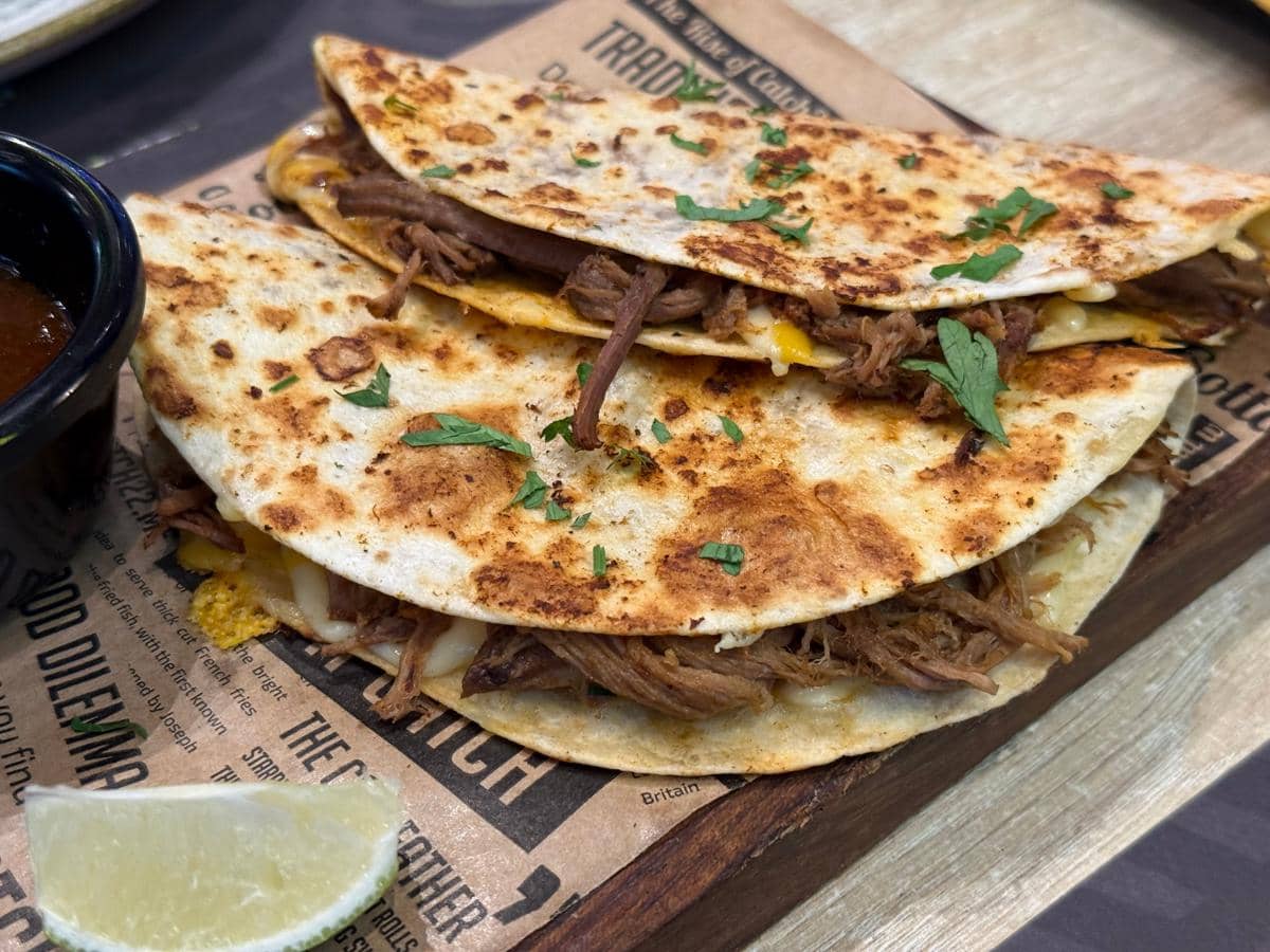 7 Keju Terbaik untuk Quesadilla, Gurih dan Meleleh Sempurna