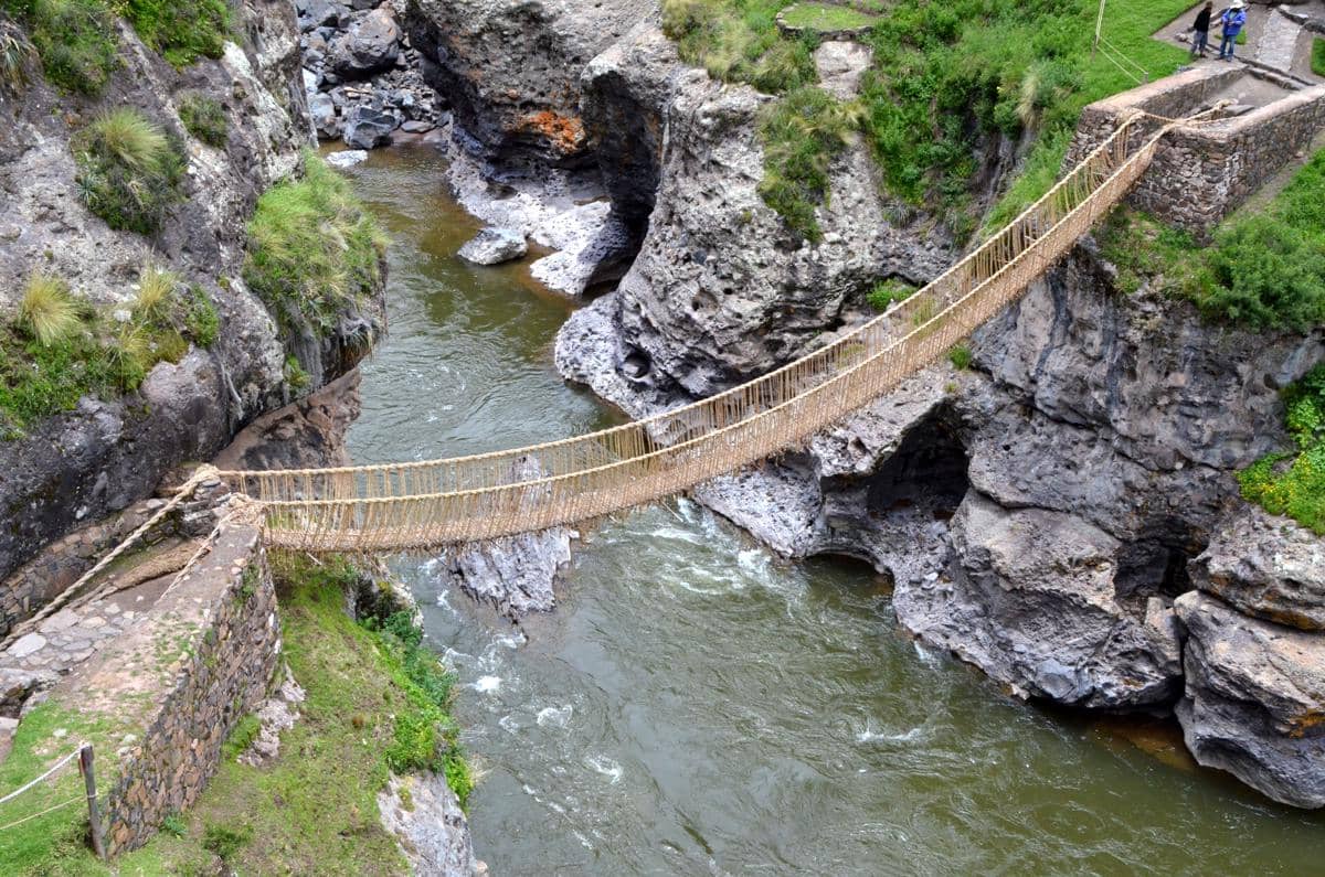 Jembatan Q'eswachaka diperbarui setiap tahun dengan teknik tradisional.