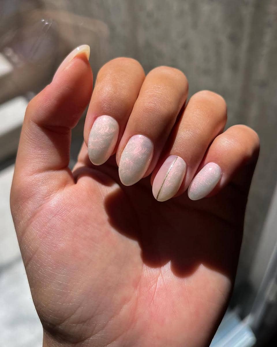 Inspirasi warna kuteks yang cocok untuk setiap pakaian kerja