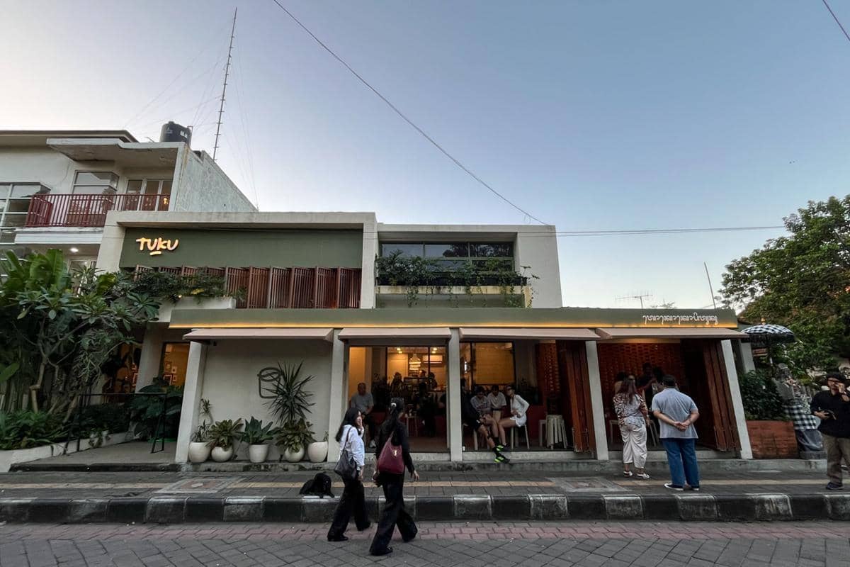 Toko Kopi TUKU Renon yang cukup luas untuk ngopi dan nongkrong