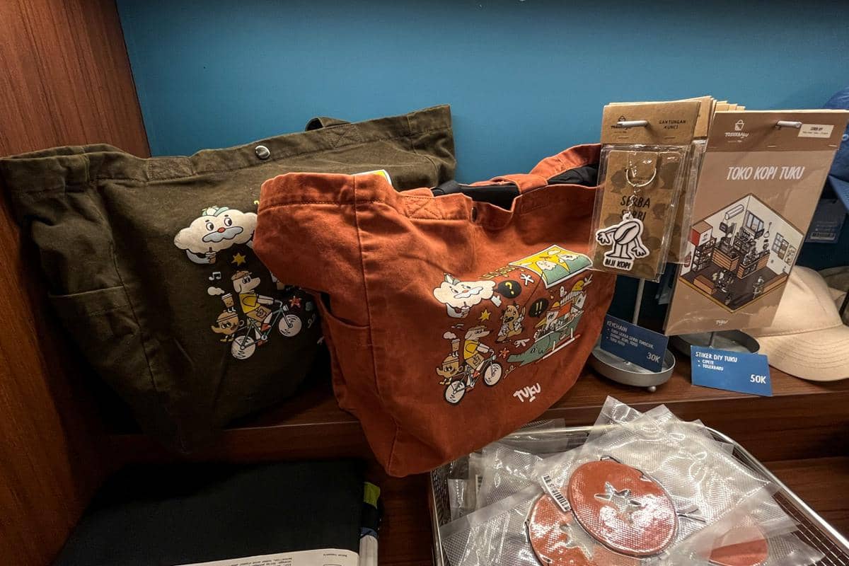 totebag dengan karya Ode Baskara di Toko Kopi TUKU Renon