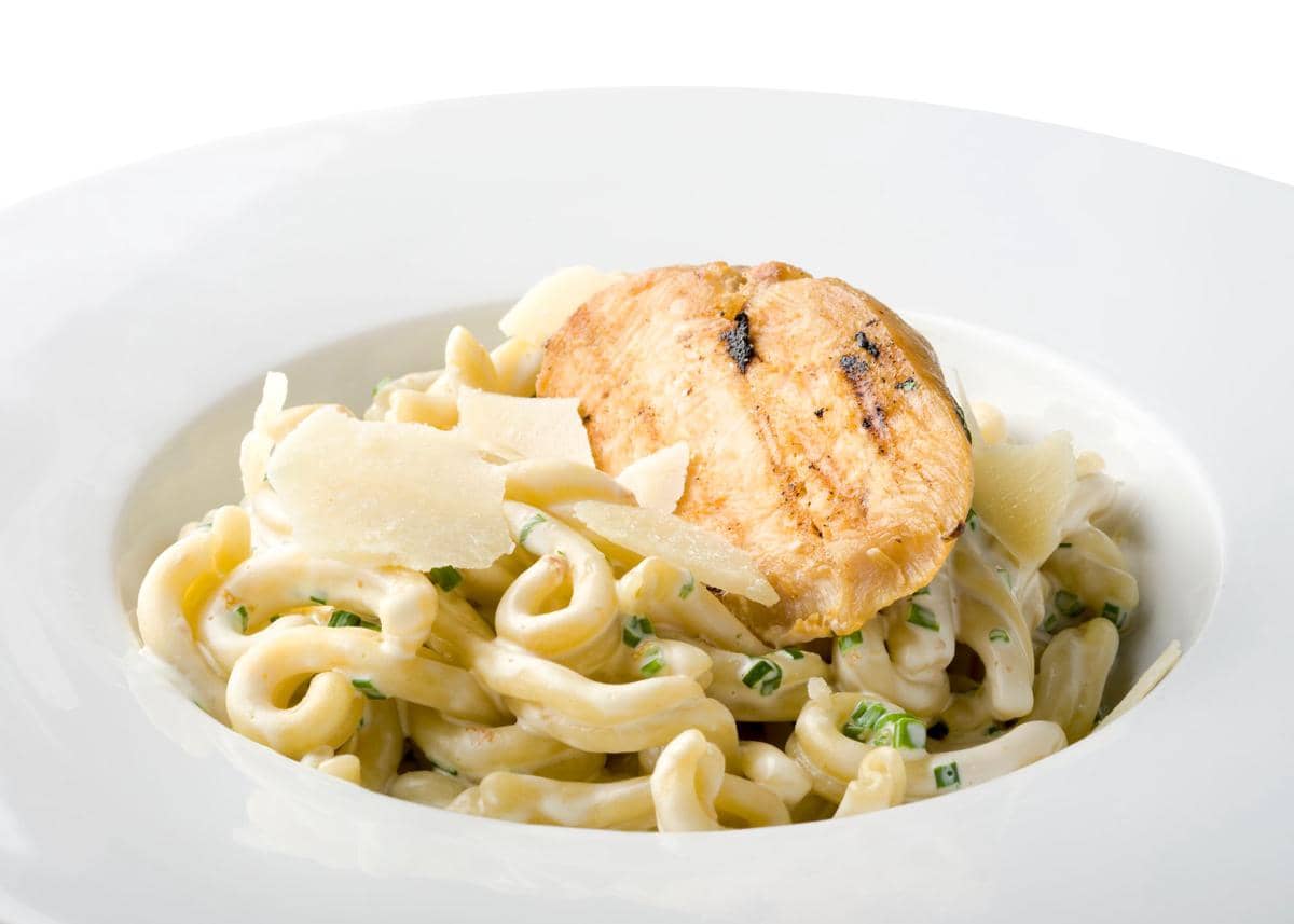 ilustrasi chicken and pasta 