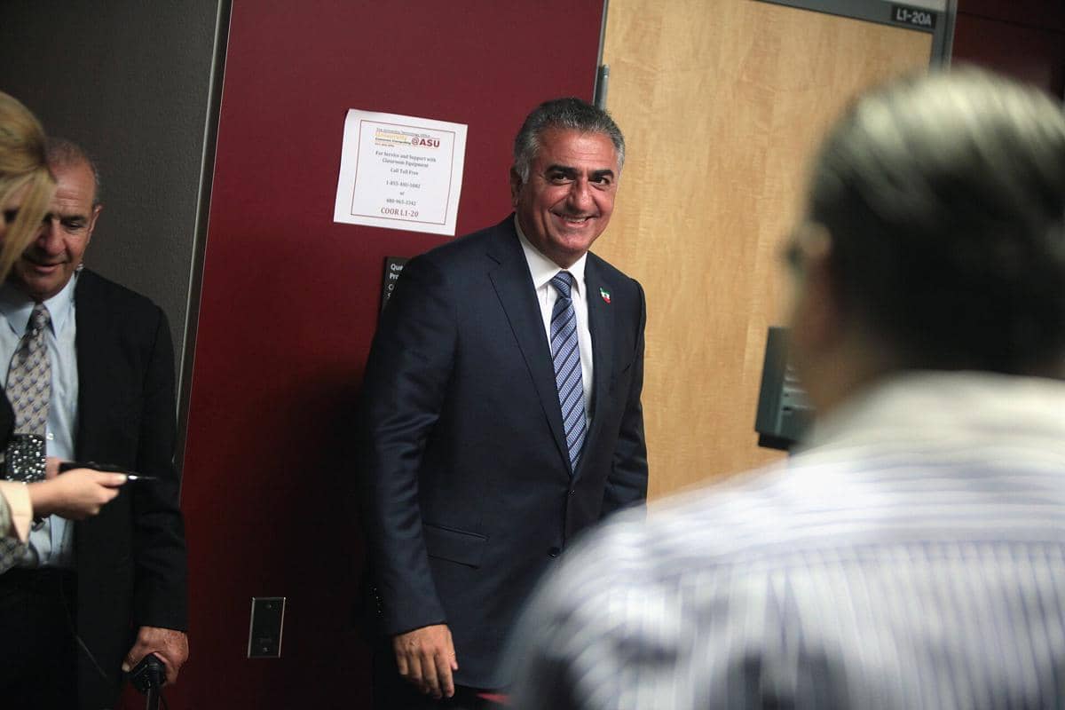 Reza Pahlavi sedang berbicara kepada banyak orang.