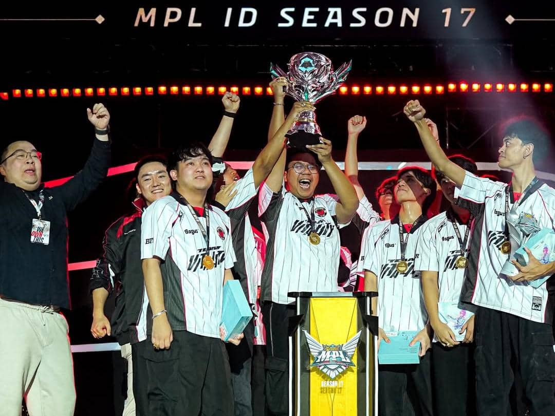 BTR mengangkat trofi juara MPL ID S17.