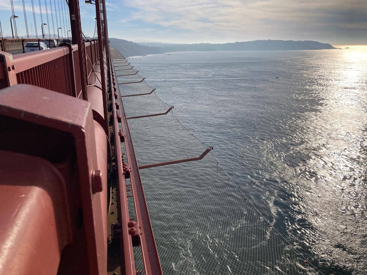 Sistem jaring pencegah bunuh diri yang dipasang di Jembatan Golden Gate.