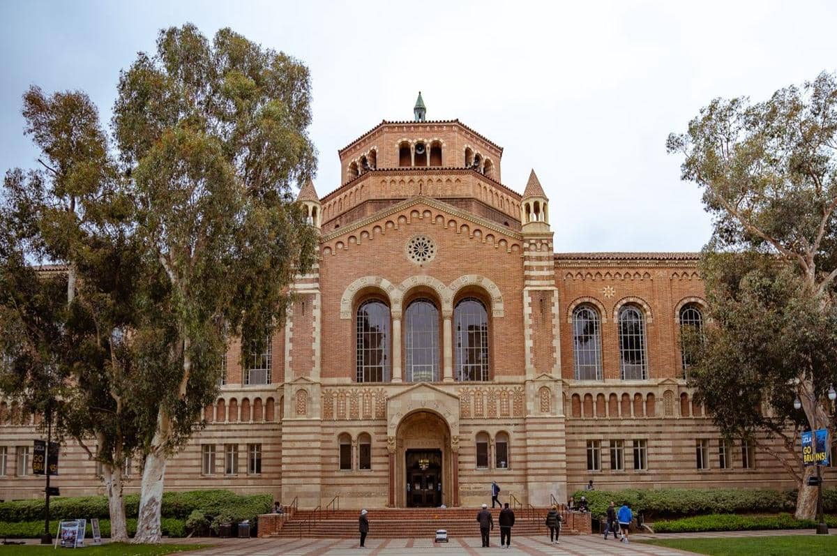 Universitas yang megah.