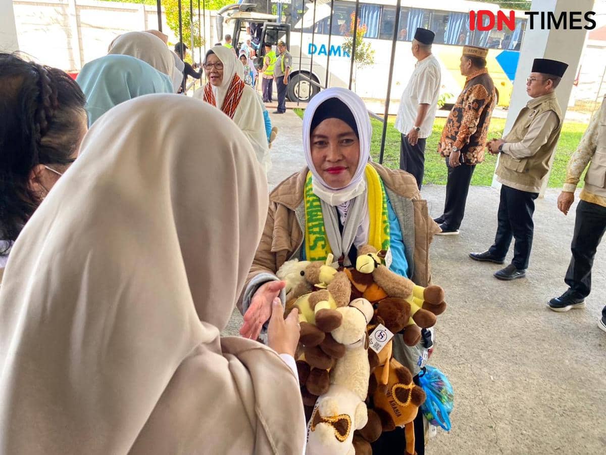 Viral di Asrama Haji Pontianak, Jemaah Pulang dengan Puluhan Boneka Unta