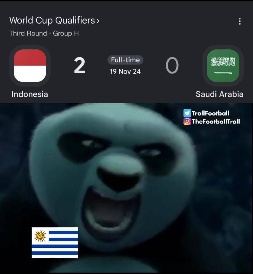 Tangkapan layar hasil kualifikasi Piala Dunia menunjukkan Indonesia menang 2-0 atas Arab Saudi disertai gambar karakter panda marah dengan bendera Uruguay.