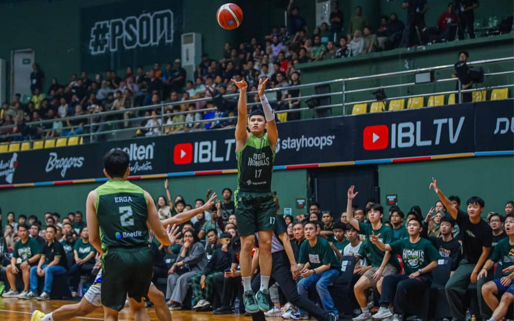 Pemain Bogor Hornbills melakukan tembakan tiga angka saat pertandingan IBL 2026 dengan penonton memenuhi tribun.