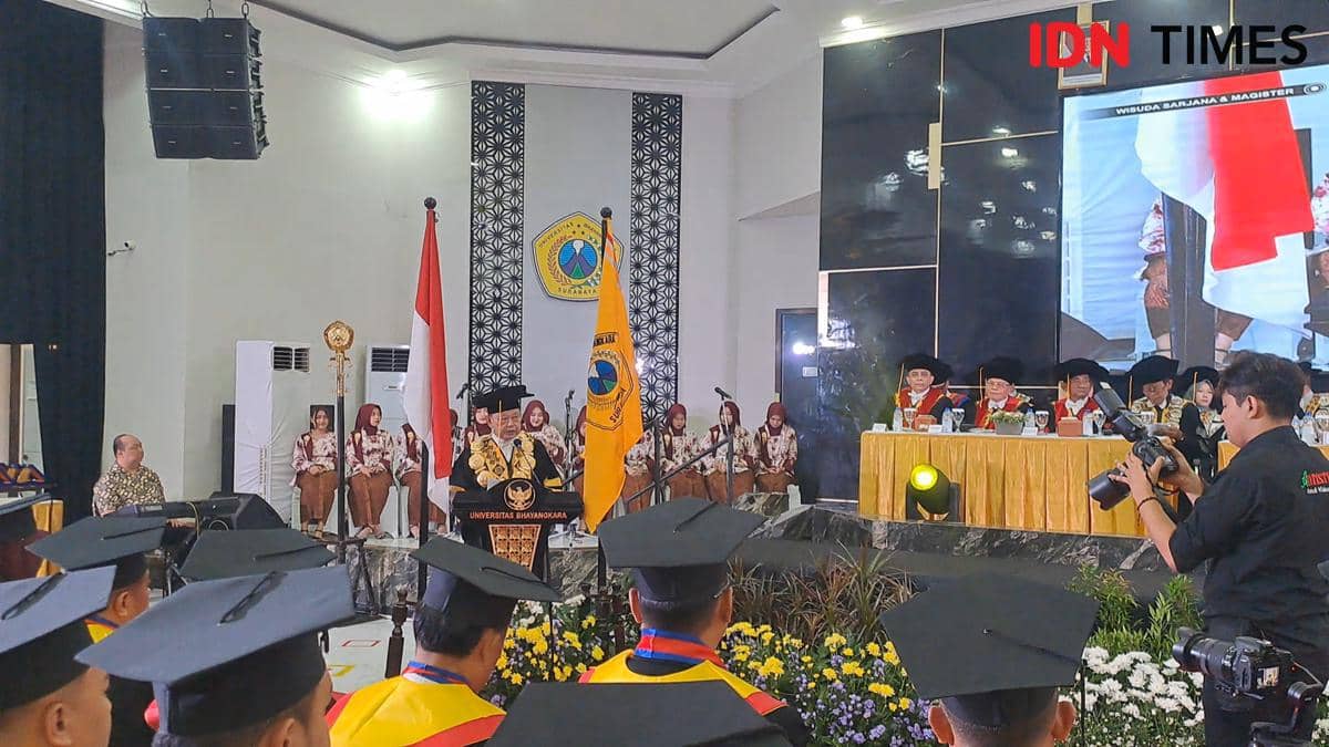 Dari 20 hingga 56 Tahun, Wisuda Ubhara Penuh Kisah Inspiratif