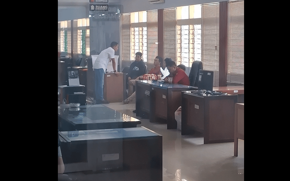 Kejati Sulsel menyita setumpuk dokumen usai penggeledahan Kantor Dinas Pendidikan Sulsel, Rabu (17/6/2026). (IDN Times/Darsil Yahya)