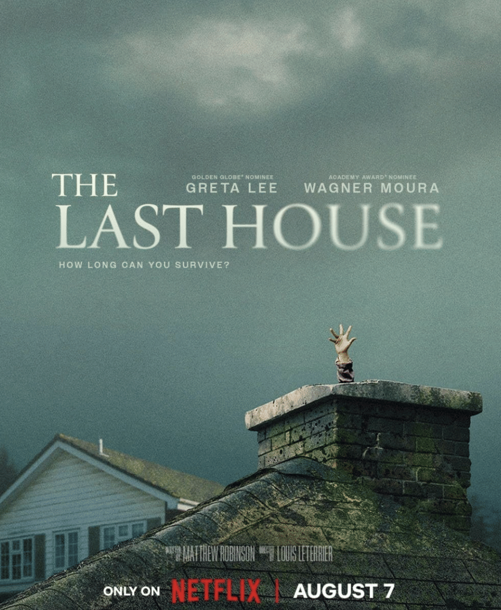 Poster film The Last House menampilkan atap rumah dengan tangan menjulur keluar dari cerobong asap di bawah langit mendung.