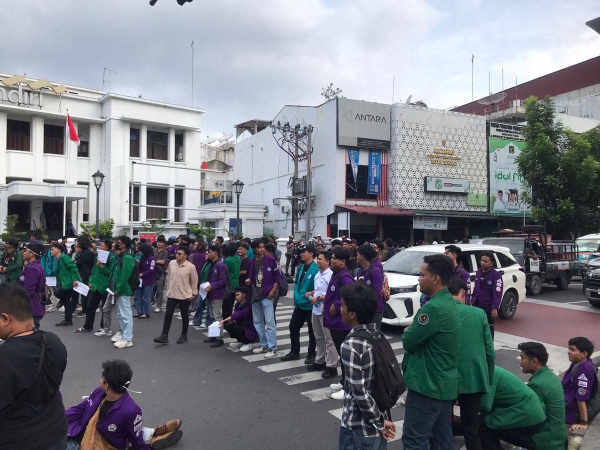 [BREAKING] Jalan Raden Saleh Diblokir Mahasiswa di Medan, Pengendara Marah