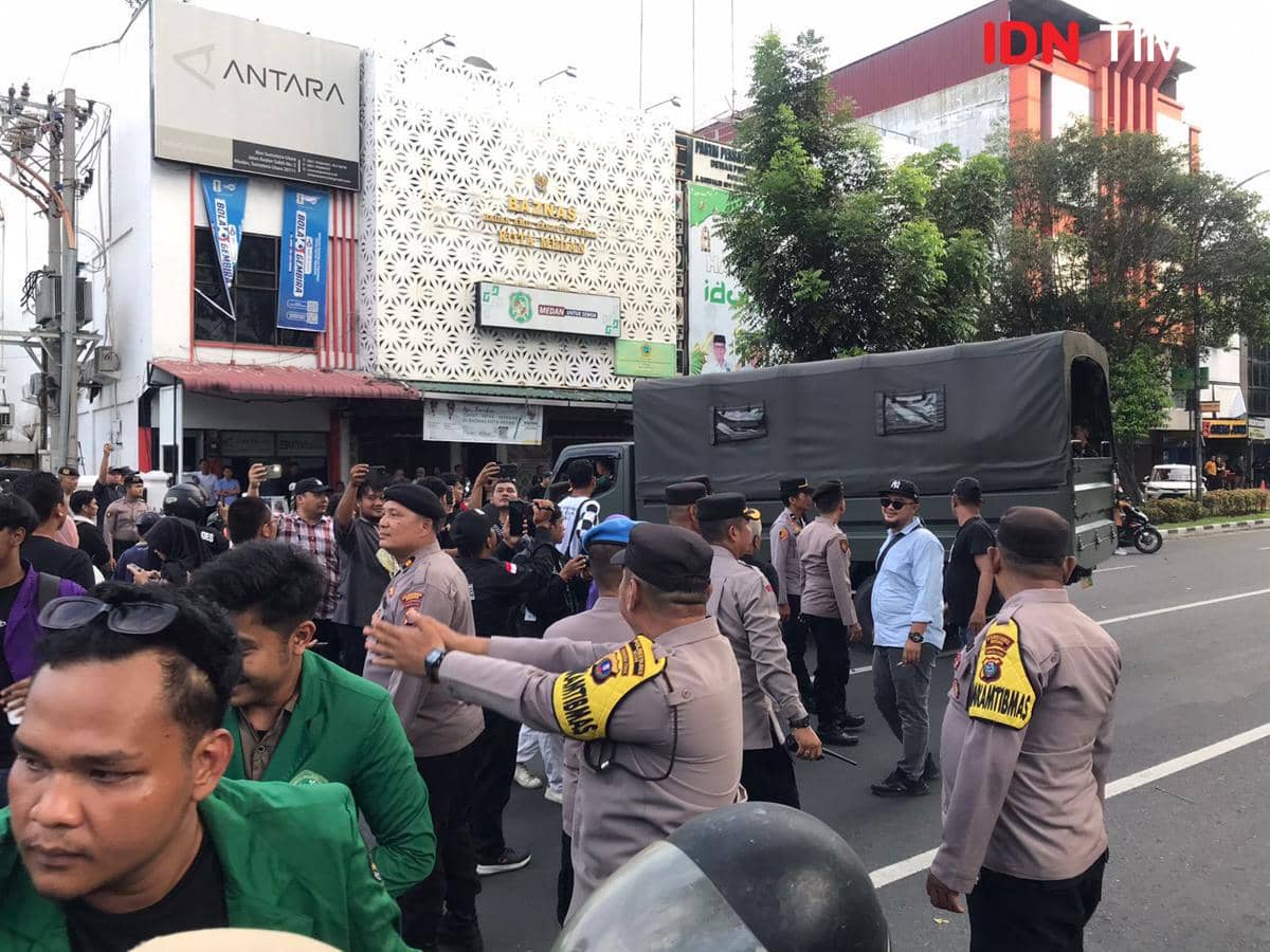 Hendak Terobos Massa, Truk TNI Nyaris Digebuk