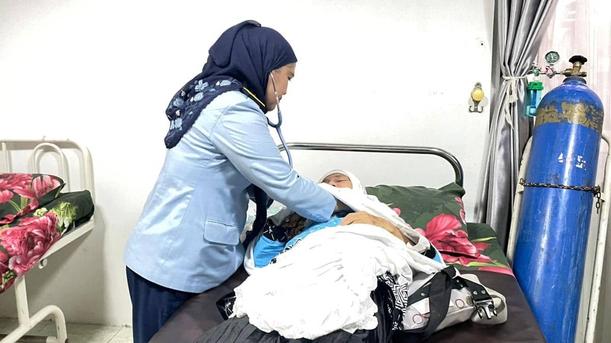 Resnita melakukan pemeriksaan jemaah haji yang mengalami hiper tensi (Foto: IDN Times/Halbert Caniago)