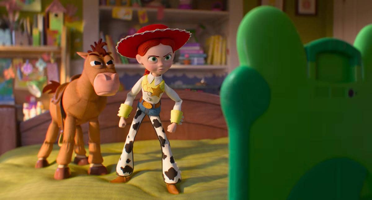 Cuplikan film Toy Story 5 menampilkan Jessie dan Bullseye berhadapan dengan Lilypad di kamar Bonnie (dok. Pixar Animation Studios/Toy Story