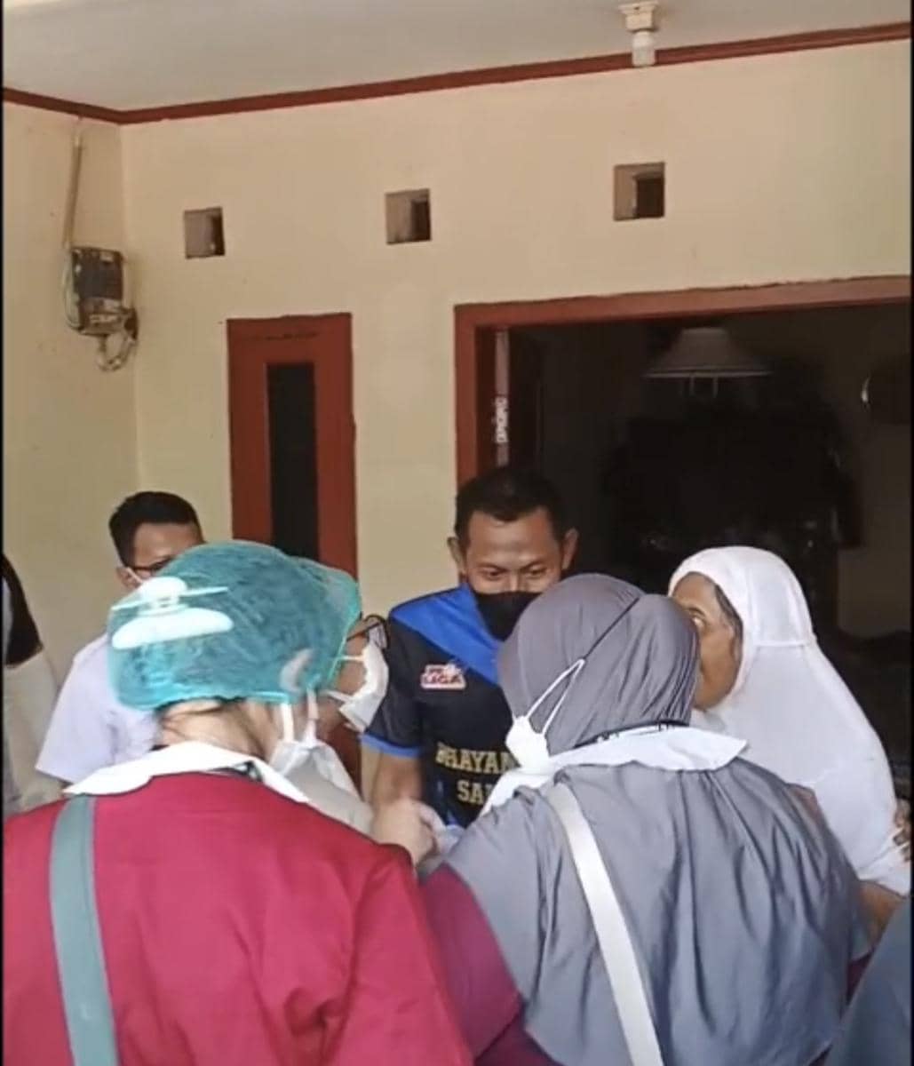 Evakuasi mayat yang ditemani istri selama seminggu (Dok. Khaerul Anwar)